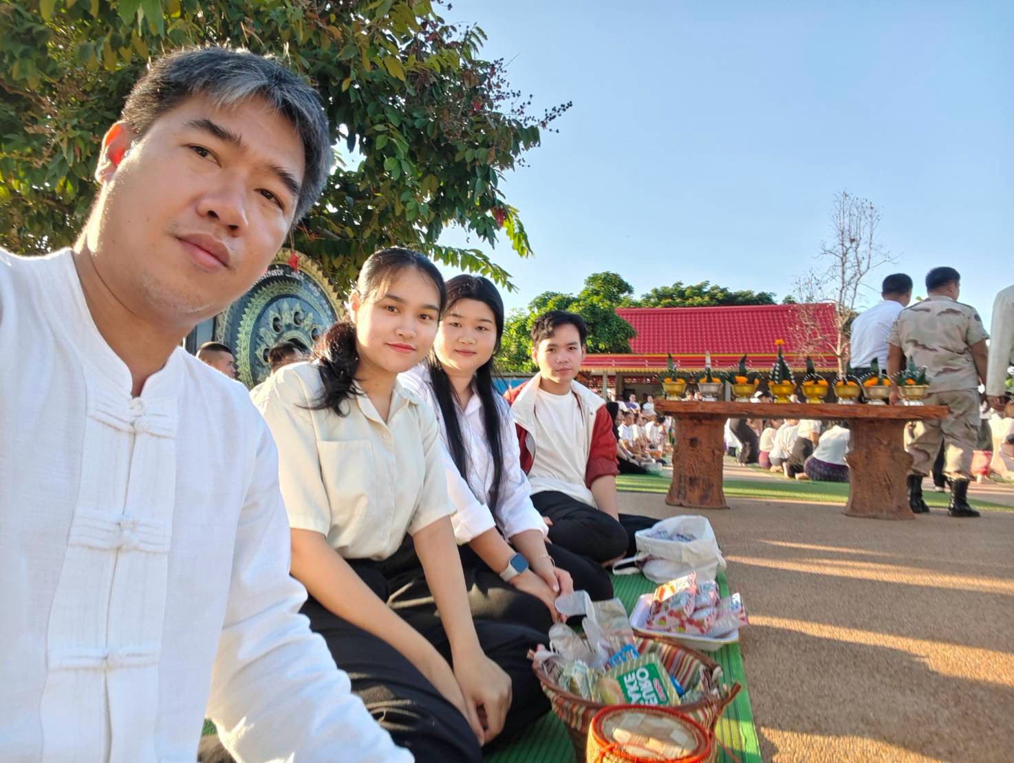 title - “ครอบครัวหิ้วตะกร้า อุดหนุนชุมชน” ณ วัดโพธาราม 